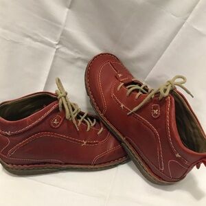 Joseph Siebel. Burgundy. Size 8